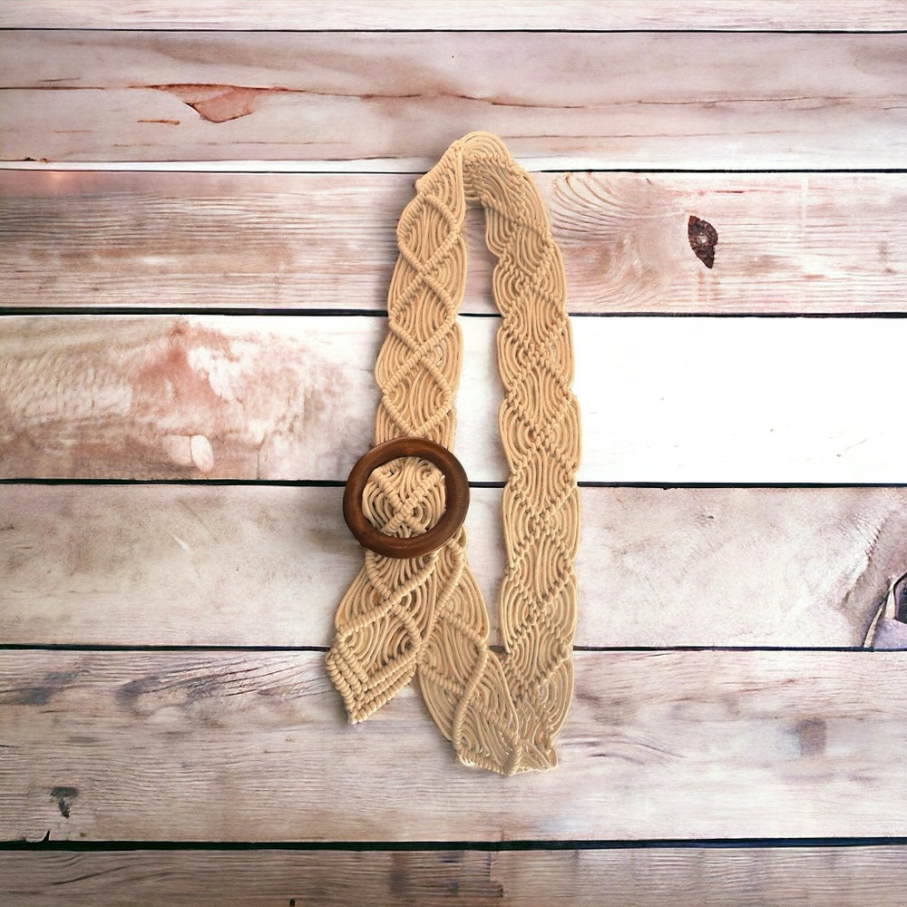 Macramé belt.